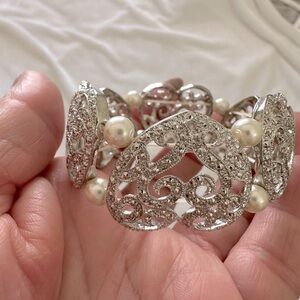 Vintage style filigree silver heart, pearl bracelet stretchy silver rhinestone